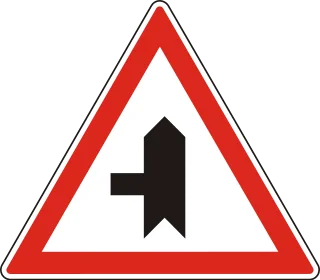 Útkereszteződés alárendelt úttal – balról KRESZ-tábla