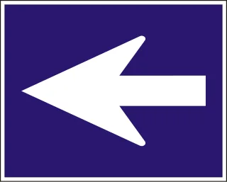Egyirányú forgalmi út – balra KRESZ-tábla